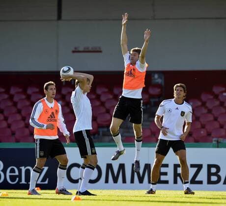 05.09.2010, Fussball DFB Training in Köln im Südstadion, Miroslav Klose (Deutschland), Holger Badstuber (Deutschland) und Thomas Müller (Deutschland), Mario Gomez (Deutschland)