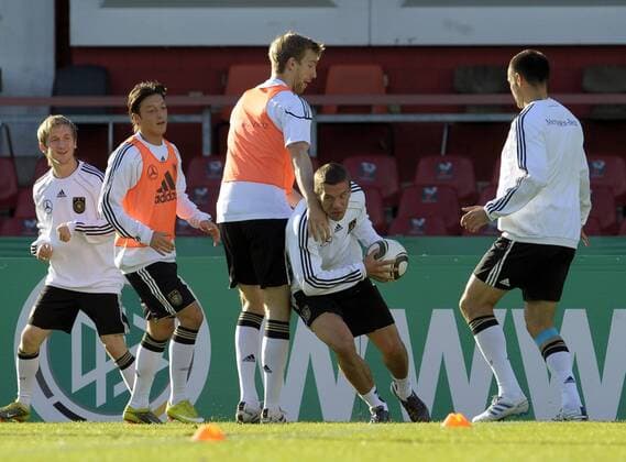 05.09.2010, Fussball DFB Training in Köln im Südstadion, v.li: Marko Marin (Deutschland), Mesut Özil (Deutschland), Per Mertesacker (Deutschland) und Lukas Podolski (Deutschland)