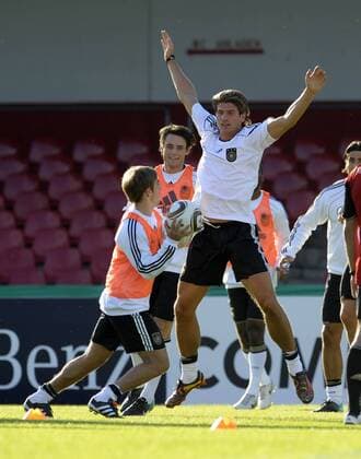 05.09.2010, Fussball DFB Training Deutschland in Köln im Südstadion, Mario Gomez (mitte, Deutschland) gegen Philipp Lahm (Deutschland, li)
