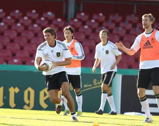 Fussball, Nationalmannschaft aus Deutschland, Training, Südstadion Köln - Mario Gomez (L)