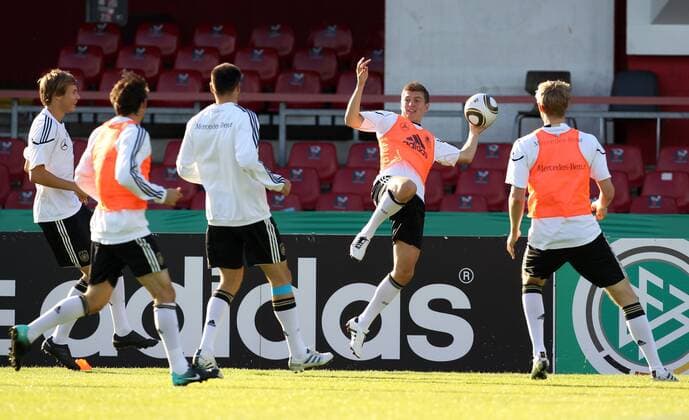 Fussball, Nationalmannschaft aus Deutschland, Training, Südstadion Köln - Toni Kroos (2R)