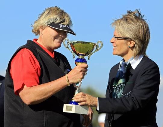 GOLF - UNIQA Ladies Golf Open WIENER NEUSTADT, Ladies European Tour, UNIQA Ladies Golf Open, GC Foehrenwald, Siegerehrung. Bild zeigt Siegerin Laura Davies (England, L) und Landesrätin Petra Bohuslav (Niederösterreich). Keywords: Pokal. 