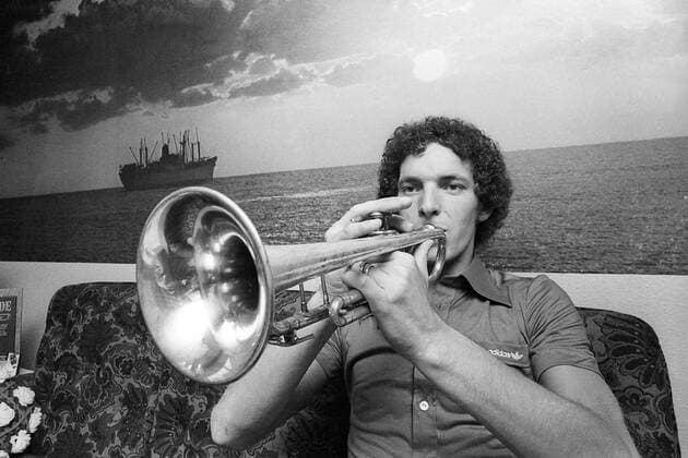 Klaus Toppmöller (Deutschland 1. FC Kaiserslautern) spielt auf seiner Trompete 1. BL 1976 1977, Lautern, Fotoshooting, Homestory, Musik, Musiker, Instrument, Musikinstrument