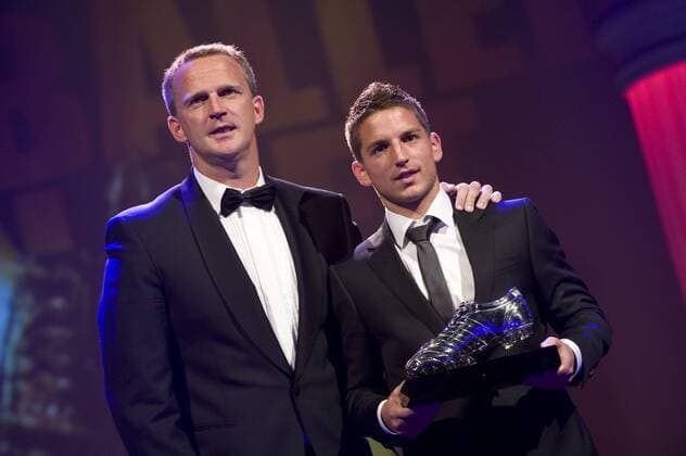 Dries Mertens (FC Utrecht, re.), und Trainer John van den Brom (ADO Den Haag) - xVIxRaphaelxDrentxIVx 168583 o0 Pokal, Trophäe, Objekte, Ehrung, Auszeichnung, Spielerehrung, Spielerauszeichnung