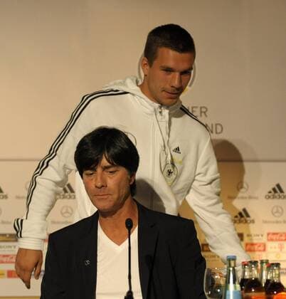 06.09.2010, Fussball DFB Pressekonferenz in Köln, Lukas Podolski (Deutschland, hi.) geht an Bundestrainer Joachim Löw (Deutschland) vorbei. o0 Nationaltrainer, Trainer
