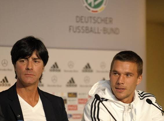 06.09.2010, Fussball DFB Pressekonferenz in Köln, Lukas Podolski (re, Deutschland) neben Bundestrainer Joachim Löw (Deutschland). o0 Nationaltrainer, Trainer
