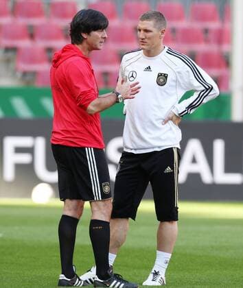 Fussball, DFB Nationalmannschaft GER Training in Köln RheinEnergiestadion Köln, 06.09.2010, V.li. Bundestrainer Joachim Löw, Bastian Schweinsteiger, o0 Nationaltrainer, Trainer