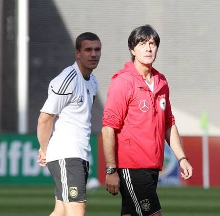 Fussball, DFB Nationalmannschaft GER Training in Köln RheinEnergiestadion Köln, 06.09.2010, V.li. Lukas Podolski, Bundestrainer Joachim Löw, o0 Nationaltrainer, Trainer