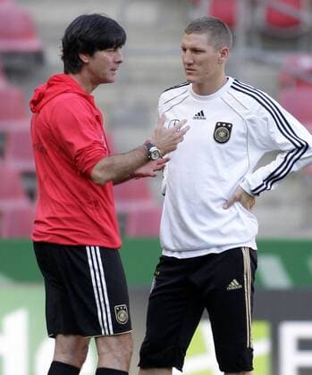 Koeln, 06.09.2010 - Training Nationalmannschaft, Bundestrainer Joachim Loew l. und Bastian Schweinsteiger im Gespraech. o0 Nationaltrainer, Trainer