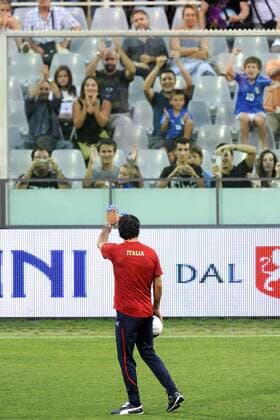Nationaltrainer Cesare Prandelli (ITA)  o0 Coach Fans Zuschauer