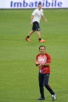 Nationaltrainer Cesare Prandelli (vorn) und Antonio Cassano (ITA)  o0 Coach