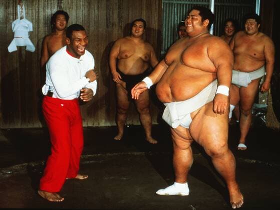 Mike Tyson (USA) in Tokyo get some practice in with a Sumo wrestler  o0 Freude