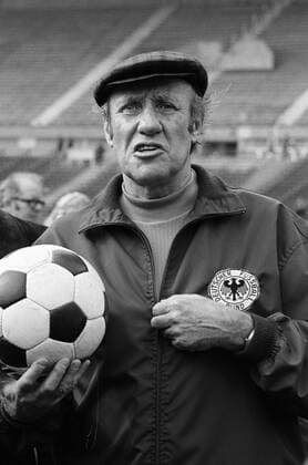 DFB Training im Niedersachsenstadion in Hannover am 09. 10. 1973. Hier mit Bundestrainer Helmut Schoen (BR Deutschland) o0 BRD, Trainer, Nationaltrainer