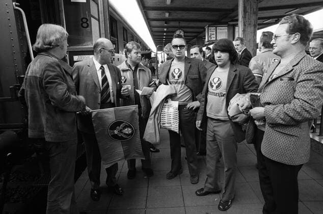 Günter Mast (2.v.li.) als Jägermeister Chef und Sponsor bei Eintracht Braunschweig - hier auf dem Braunschweiger Hauptbahnhof zum Aufstiegsspiel der Bundesliga in Nürnberg o0 Aufnahmedatum geschätzt, people, Wirtschaft, Saison 1973 1973, Aufstiegsrunde,