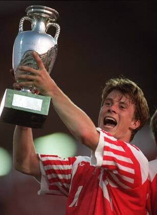 Fußball, EM Finale 1992 in Göteborg, Dänemark - Deutschland 2:0 BRIAN LAUDRUP (DENMARK) HOLDS UP THE TROPHY. EUROPEAN CHAMPIONSHIP FINAL, DENMARK v GERMANY, 26 6 92, GOTHENBURG.  o0 Europameister Sieg, Sieger Jubel, Freude Pokal, Trophäe Objekte Siegerehrung