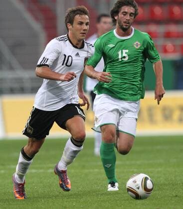 Qualifikation zur U 21 - EM, Deutschland - Nordirland 3-0, v.l. Mario Götze, Deutschland U 21, .William Grigg, Nordirland,