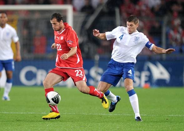 EM Quali Gruppe G 07.09.2010 - Schweiz vs. England - Xavier MARGAIRAZ (li, Schweiz) gegen Steven GERRARD (re, England) - 