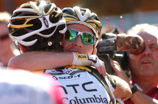 Vuelta a Espana 2010 - 12. Etappe - Andorra la Vella - Lleida - Etappensieger Mark Cavendish (Htc - Columbia, R) umarmt einen Teamkollegen - 
