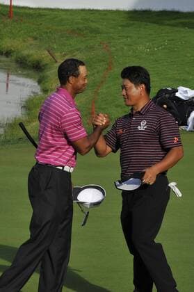 09 September 2010: Tiger Woods (USA) shakes hands with K. J. Choi (South Korea) on the 18th green while golfing in round one, of the third leg of the FedEx Cup, during the BMW Championship on Dubsdread, at Cog Hill Golf & Country Club, Lemont, Il Icon4840909201041381 o0 Kyoung Ju KJ Südkorea EDITORIAL USE ONLY