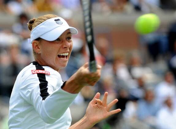 Vera Zvonareva of Russia returns the ball during the women s singles semifinal at the U.S. Open tennis tournament in New York, the United States, Sept. 10, 2010. Zvonareva won 2-0(6-4, 6-3) and advanced to the final. 