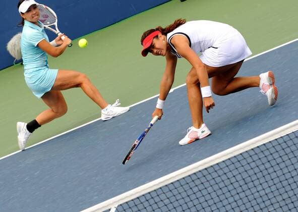 Zheng Jie (L) of China and Chan Yung-Jan of Chinese Taipei compete during the women s doubles semifinal at the U.S. Open tennis tournament in New York, the United States, on Sept. 10, 2010. Zheng and Chan lost 0-2. 