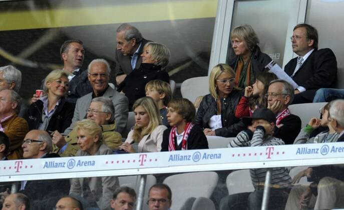Ehrenpräsident Franz Beckenbauer (FC Bayern München, li.) mit Ehefrau Heidi und Familie auf der Tribüne., dahinter Torwarttrainer Andreas Köpke (DFB) mit seiner Frau Birgit (li) und BFV Präsident Dr. Rainer Koch (re.); außerdem VW Vorstandsvorsitzender Dr. Martin Winterkorn (vorn re.) o0 privat Familie Frau Kind