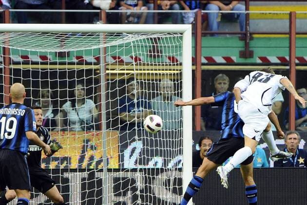 Inter Mailand (blau) vs. Udinese Calcio (weiß) 2:1 Tor zum 1:1 durch Antonio Floro Flores (Udinese, re.) 