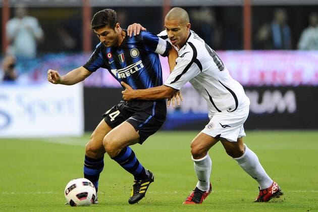 Inter Mailand (blau) vs. Udinese Calcio (weiß) 2:1 Javier Zanetti (l.) gegen Gokhan Inler 