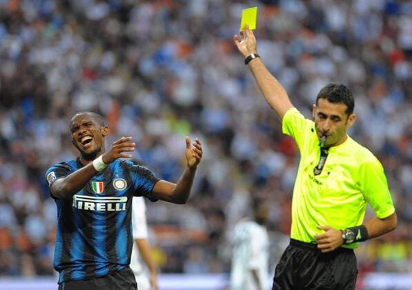 Gelbe Karte für Samuel ETO O von Schiedsrichter Christian BRIGHI Inter Mailand (blau) vs. Udinese Calcio (weiß) 2:1 massimoxoliva