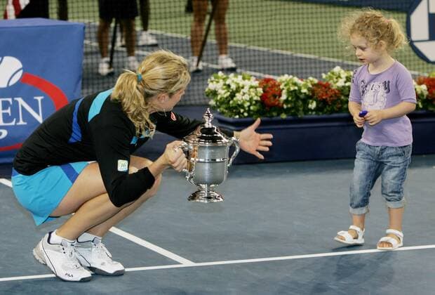 Kim Clijsters of Belgium holds her daughter Jada as she poses with her trophy following her win of the womens championship title during the U.S. Open held at the National Tennis Center on September 11, 2010 in New York.  NYP20100911331 o0 Finale Siegerehrung Sieg, Sieger Jubel, Freude Kind Tochter Pokal, Trophäe Objekte