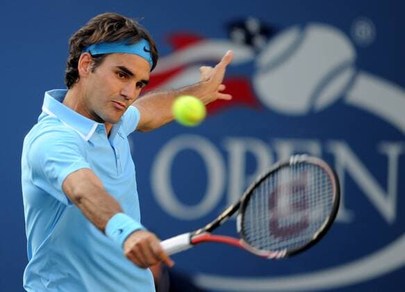 Roger Federer of Switzerland hits a return during the men s singles semifinal at the U.S. Open tennis tournament in New York, the United States, Sept. 11, 2010. 