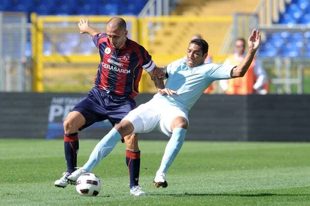 Marco DI VAIO (Bologna, li.) gegen Andre DIAS (Lazio). Lazio Rom vs Bologna FC, Serie A, Stadio Olimpico, Roma, 12 09 2010 - ANDREAXSTACCIOLI