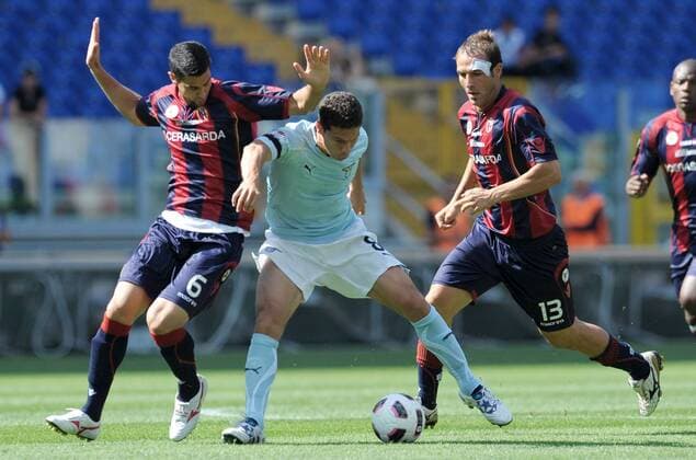 HERNANES (Lazio, Mitte) gegen Angel BRITOS (li.) und Daniele PORTANOVA (beide Bologna). Lazio Rom vs Bologna FC, Serie A, Stadio Olimpico, Roma, 12 09 2010 - ANDREAXSTACCIOLI