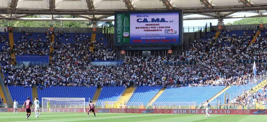 Anzeigetafel über dem Fanblock von Lazio Rom, Serie A, Stadio Olimpico, Roma, 12 09 2010 - ANDREAXSTACCIOLI o0 Anzeigetafel, Anzeige, Tafel, Stadionanzeige totale Fan, Fußballfan, Publikum