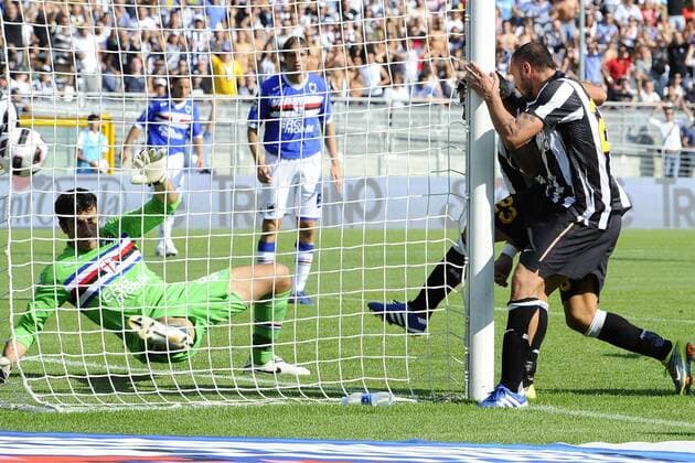 Turin - Serie A - Juventus Turin (schwarz) - Sampdoria Genua (blau): Simone Pepe (Juve, re.) trifft gegen Torwart Gianluca Curci (Sampdoria) zum 2:1  o0 Tor