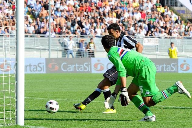 Turin - Serie A - Juventus Turin (schwarz) - Sampdoria Genua (blau): Fabio Quagliarella (Juve, hint.) trifft gegen Torwart Gianluca Curci (Sampdoria) zum 3:2  o0 Tor