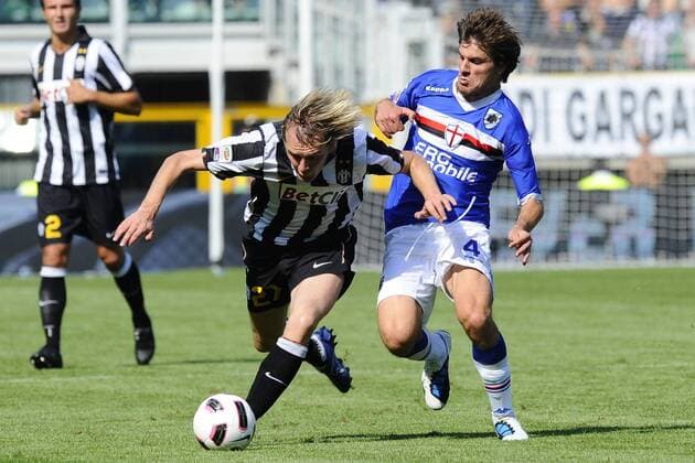 Turin - Serie A - Juventus Turin (schwarz) - Sampdoria Genua (blau): Milos Krasic (li.) und Daniele Dessena 