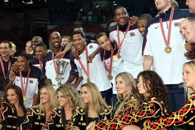 Players of the USA pose for a group photo from Left: Head Coach Mike Krzyzewski, Derrick Rose, Russel Westbrook, Chauncey Billups, Danny Granger, Stephen Curry, Kevin Durant after the awarding ceremony for the 2010 FIBA Basketball World Championship in Istanbul, Sept. 12, 2010. The United States claimed the title by defeating Turkey in the final with 81-64.  o0 Jubel Freude Sieg Weltmeister Pokal Trophäe Objekt Nationaltrainer Cheerleader