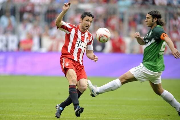 Mark VAN BOMMEL (Bayern, li.) gegen Torsten FRINGS (Werder Bremen). FC Bayern München - SV Werder Bremen. 1.Bundesliga, Saison 2010 2011, am 11.09.2010.