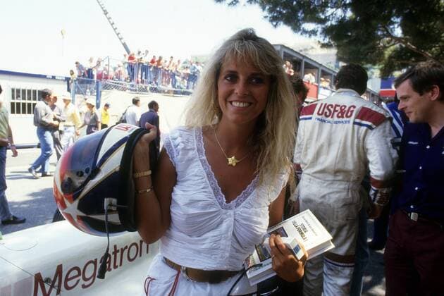 Motorsport, Formel 1, Ehefrauen der Ikonen - Archivbilder Rita, Ehefrau von Eddie Cheever (USA Arrows Megatron) mit dessen Helm -  o0 Helm, Rennhelm Partnerin Frau Familie privat
