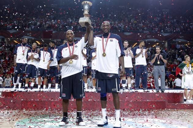 Chauncey BILLUPS (USA, li), Lamar ODOM - Weltmeister USA ---  o0 Jubel Freude Pokal Trophäe Objekte o0 Gold Goldmedaille Medaille