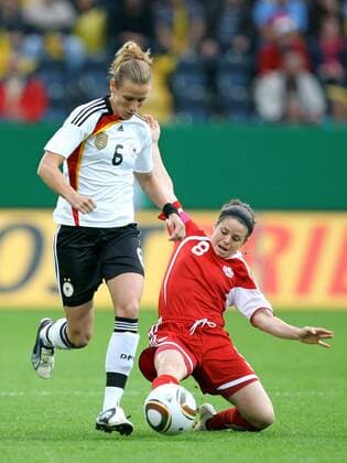 15.09.2010, Fussball Frauen Freundschaftsspiel , Deutschland - Kanada in Dresden. v.l. Simone Laudehr (Deutschland) , Diana Matheson (Kanada)