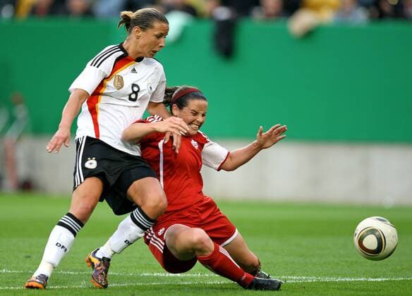 15.09.2010, Fussball Frauen Freundschaftsspiel , Deutschland - Kanada in Dresden. v.l. Inka Grings (Deutschland) , Rhian Wilkinson (Kanada)
