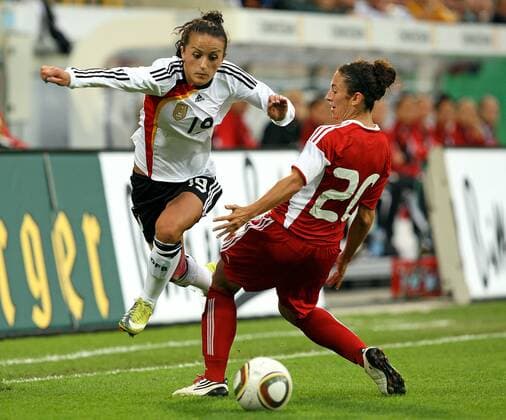 15.09.2010, Fussball Frauen Freundschaftsspiel , Deutschland - Kanada in Dresden. v.l. Fatmire Bajramaj (Deutschland) , Marie-Eve Nault (Kanada)