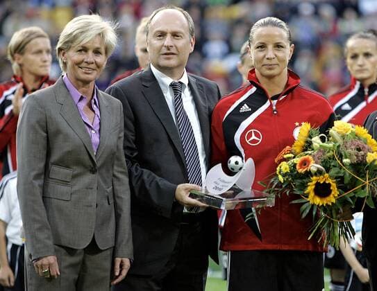 15.09.2010, Fussball Frauen Freundschaftsspiel , Deutschland - Kanada in Dresden. v.l. Bundestrainerin Silvia Neid (Deutschland) , Kicker Chefredakteur Klaus Smentek , Inka Grings (Deutschland) ist Spielerin des Jahres