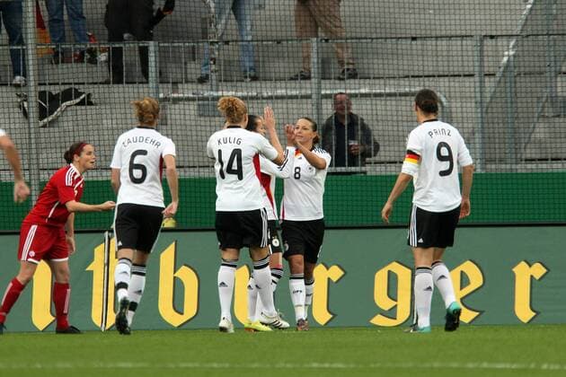 Torjubel um Inka Grings (GER, 2R) nach dem 1:0 gegen Kanada