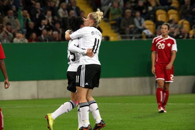 Torjubel Fatmire Bajramaj (L) und Anja Mittag (beide GER) beim 2:0