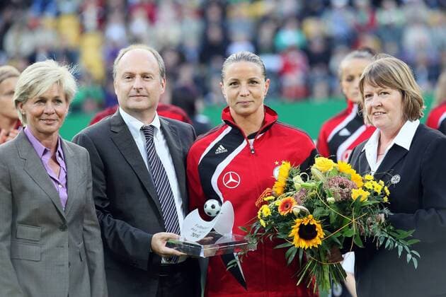 Inka Grings (GER, 2R) wird zur Fussballerin des Jahres ausgezeichnet, links Bundestrainerin Silvia Neid (GER), re. DfB Vizepräsidentin Hannelore Ratzeburg und Kicker Chefredakteur Klaus Smentek (GER)