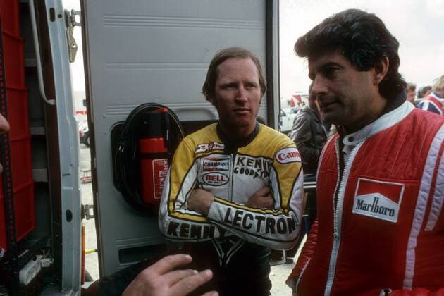 Kenny Roberts (USA Yamaha, li.) im Gespräch mit Giacomo Agostini (Italien) 