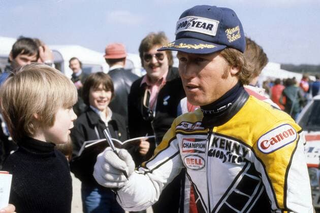 Kenny Roberts (USA Yamaha) gibt einem jungen Fan ein Autogramm  o0 Kind Autogramm, Autogrammjäger Publikum